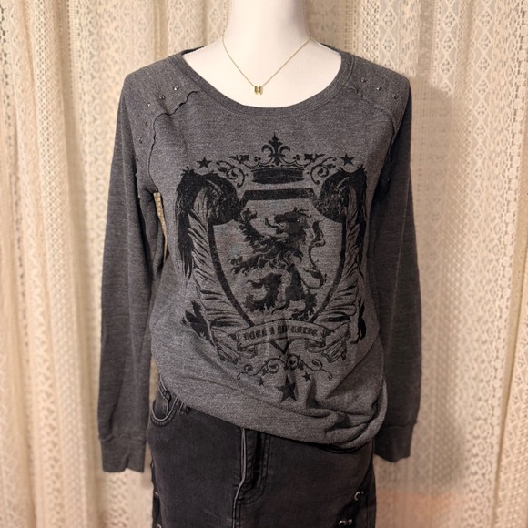 ROCK & REPUBLIC Gray Long Sleeve Crest Lion Studded Top Women's Size S - Picture 4 of 7